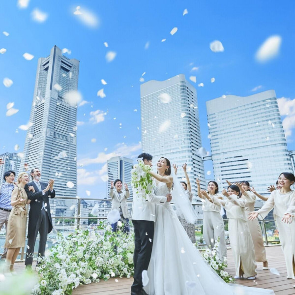 人気のシーズンがお得に叶う☆ウエディングドレス全額プレゼント（定価35万円迄）