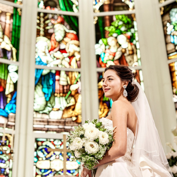 本格派大聖堂に飾るステンドグラスで憧れの花嫁を演出