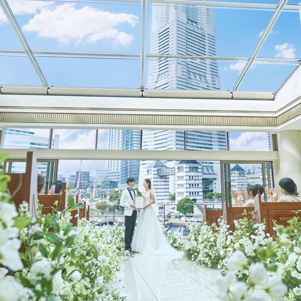 みなとみらいの中心、観覧車のふもとに佇む結婚式場。