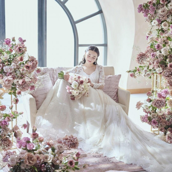 やわらかなピンクに包まれて、花嫁の可憐さが最も輝く瞬間。ときめきと憧れが溶け合う、夢見るドレススタイ