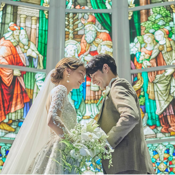 本格派大聖堂に飾るステンドグラスで憧れの花嫁を演出