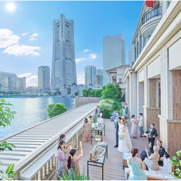 横浜の絶景を望む憧れの時間を。青空の下、優雅なテラスで特別なパーティー演出をご提案。