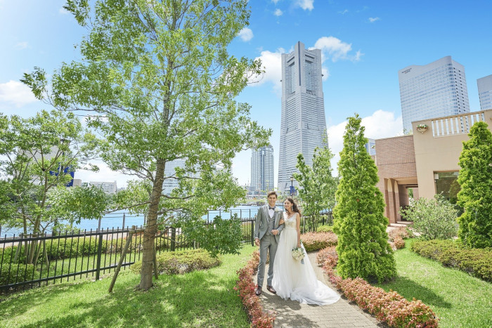 緑と海・ランドマークタワーを背景にした前撮り写真、結婚式で飾るウェルカムボードとしても人気