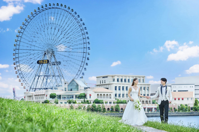 緑と海・ランドマークタワーを背景にした前撮り写真、結婚式で飾るウェルカムボードとしても人気