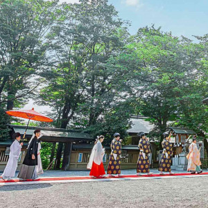 『参進の儀』は親・親族の方達、友人などお世話になった方みんなで歩く参加型の形式です。|東郷神社・ルアール東郷の写真(51629336)