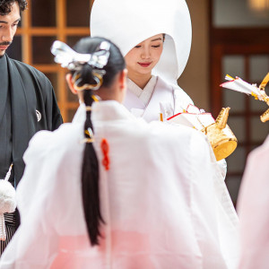 三献の儀 御神酒とよばれるお酒を酌み交わし、一緒になる二人が夫婦の契りを結ぶ|東郷神社・ルアール東郷の写真(51629407)