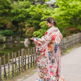 和装は300着以上！豊富なラインナップの中からお選びいただけます。希少価値の高い伝統技術を用いた逸品や、トレンド感あふれるモダンなデザインまで、多彩に取り揃えております。