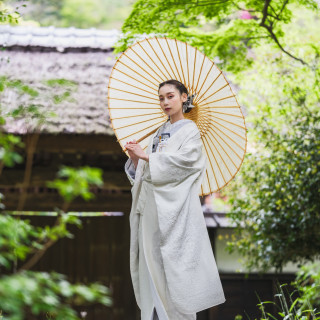 和装は300着以上！豊富なラインナップの中からお選びいただけます。希少価値の高い伝統技術を用いた逸品や、トレンド感あふれるモダンなデザインまで、多彩に取り揃えております。