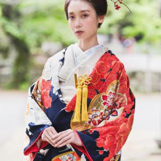 和装は300着以上！豊富なラインナップの中からお選びいただけます。希少価値の高い伝統技術を用いた逸品や、トレンド感あふれるモダンなデザインまで、多彩に取り揃えております。