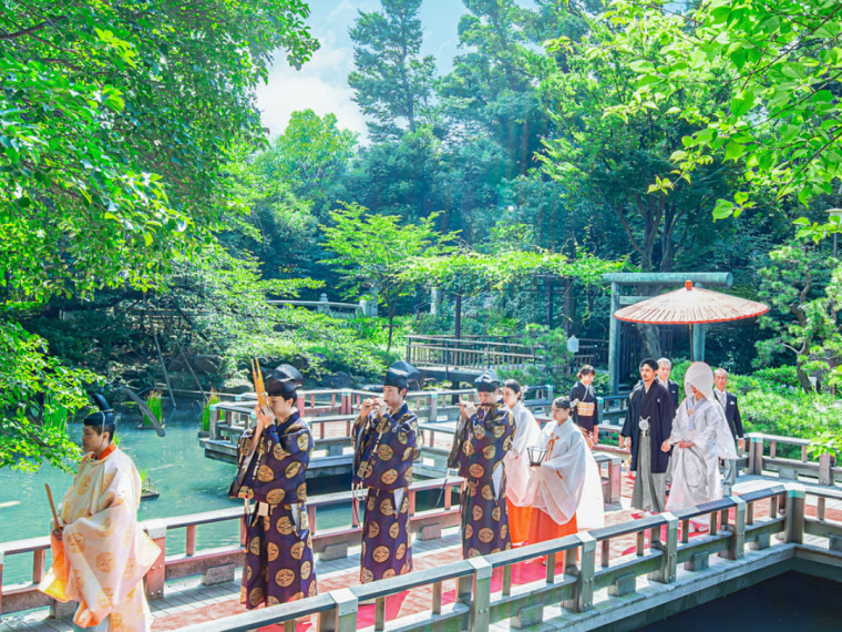 水上の橋を花嫁行列が渡る「庭参進の儀」から始まる本格神前式