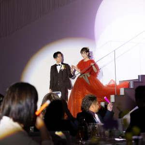 階段入場は新郎様エスコートで。サイリウムを光らせて会場全体で盛り上がること間違いなし！|ベル・ブランシェ天童（ベルヴィグループ）の写真(53228922)