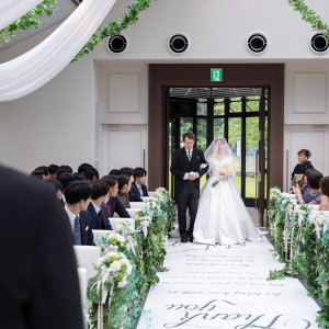 新郎様の見つめる先にはお父様と歩く新婦様|ベル・ブランシェ天童（ベルヴィグループ）の写真(53228930)