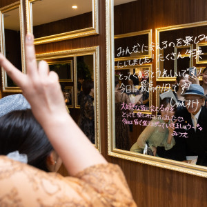 披露宴会場に向かう途中には自由に書き込める鏡が！鏡越しの写真撮影も◎|ベル・ブランシェ天童（ベルヴィグループ）の写真(53228926)