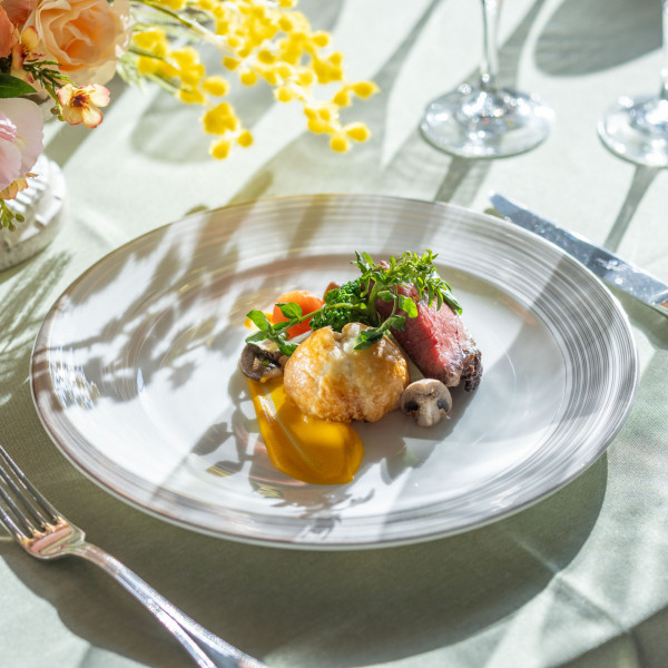 食事と会話を楽しむ結婚式を