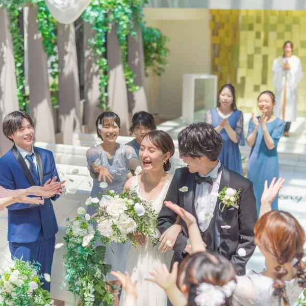セレモニー後にゲストに祝福される幸せな時間