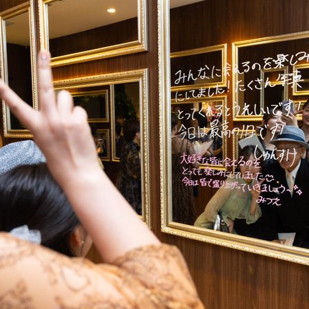 披露宴会場に向かう途中には自由に書き込める鏡が！鏡越しの写真撮影も◎|ベル・ブランシェ天童（ベルヴィグループ）の写真(53228926)