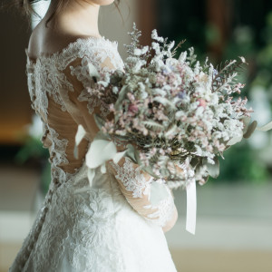 白を主体としたブーケはドレスの細かな装飾とマッチ|HATSUNEYA GARDEN ～since1868 Kawagoe～（ハツネヤ ガーデン）の写真(23937971)