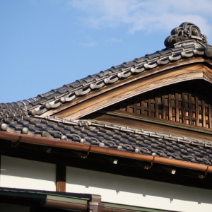 【屋根瓦】見上げれば創業当時から在り続ける瓦屋根からも歴史を感じる。|HATSUNEYA GARDEN ～since1868 Kawagoe～（ハツネヤ ガーデン）の写真(797070)