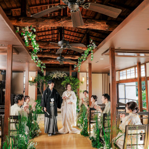 沢山のゲストに祝福される特別な時間。奥に流れる滝の音でゲストも自然にリラックスして過ごすことができます。|HATSUNEYA GARDEN ~since1868 Kawagoe~(ハツネヤ ガーデン)の写真(54425593)