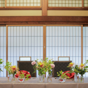 おふたりが座るメインテーブルは専属のフラワーコーディネーターと打ち合わせをしておふたりだけの飾りつけに。季節感を出したり、好きな花を使って色々な表現が可能。|HATSUNEYA GARDEN ～since1868 Kawagoe～（ハツネヤ ガーデン）の写真(19017610)
