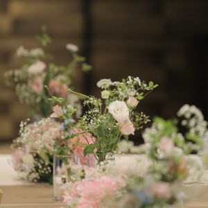 白やピンクなどの柔らかい色をベースにすると会場全体がパッと明るくなります。|HATSUNEYA GARDEN ～since1868 Kawagoe～（ハツネヤ ガーデン）の写真(19020414)