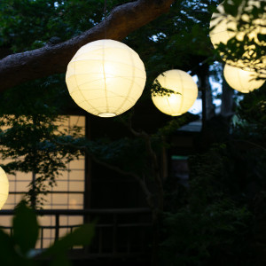 夕刻～夜にかけては庭園もライトアップ。暖かいオレンジ色の灯が館内を明るく照らしてくれる。|HATSUNEYA GARDEN ～since1868 Kawagoe～（ハツネヤ ガーデン）の写真(14510939)