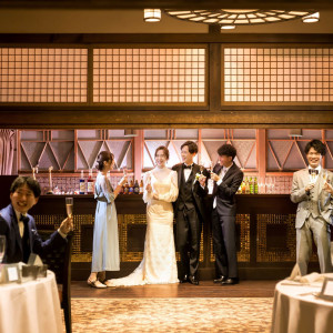 グラスを片手に新郎新婦様は会場内を自由に移動。カジュアルパーティーを楽しんで。|HATSUNEYA GARDEN ～since1868 Kawagoe～（ハツネヤ ガーデン）の写真(19007018)