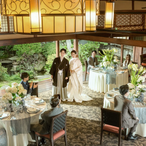 良縁を祝福する“円”をモチーフにしたシャンデリア。|HATSUNEYA GARDEN ~since1868 Kawagoe~(ハツネヤ ガーデン)の写真(54424958)