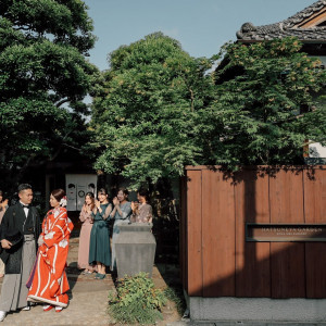 歴史ある会場を背にゲストと。和装はもちろんのこと、ドレスで和と洋のアンマッチを楽しんでも良い。|HATSUNEYA GARDEN ～since1868 Kawagoe～（ハツネヤ ガーデン）の写真(12244894)