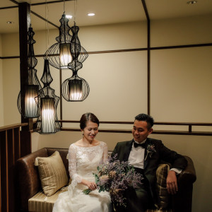 【家具】待合室や挙式会場のホワイエには、新郎新婦様、ゲストの皆さまがくつろげるよう大きなソファーを。|HATSUNEYA GARDEN ～since1868 Kawagoe～（ハツネヤ ガーデン）の写真(10941937)