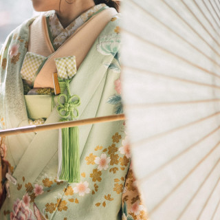 鮮やかな色打掛は淡い色味から鮮やかな濃い色味まで幅広い展開。