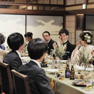 全員のお顔が見渡せる大きなテーブルを囲んで家族団らんのひと時。