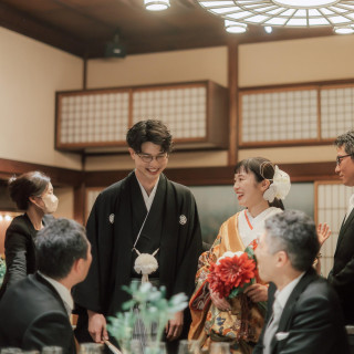 新郎新婦自らゲストの席に出向けるほど、距離が近くアットホームな雰囲気に