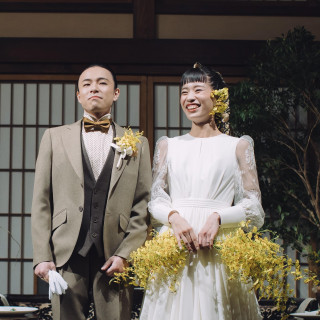 ドレス姿の差し色にお花を活用。