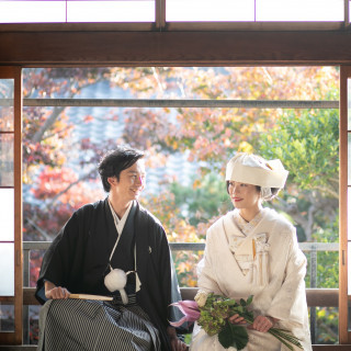 正統派「白無垢×角隠し」も花嫁様から人気が高い。窓から広がる日本庭園に純白な白が映える。