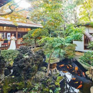 会場の真ん中に据えられた日本庭園は四季折々の美しさを演出