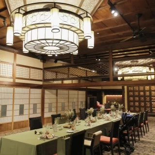 木造家屋の温もりとあたたかな光に包まれた寛ぎの空間。