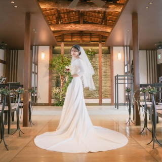 長いトレーンとバージンロード。