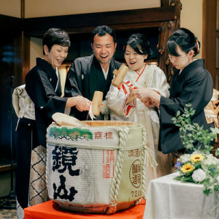 地酒「鏡山」の酒樽を開く“鏡開き”は迫力満点◎