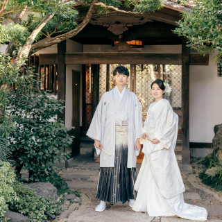 白無垢に合わせ新郎様の色味も統一。