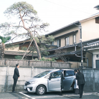 当館専用駐車場もご用意。公共交通機関ご利用の方は、最寄駅からゲスト送迎バスも運行