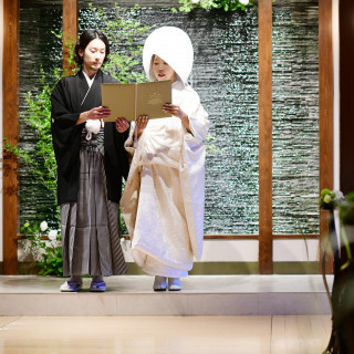 お二人がお招きした大切なゲストに見守られながら、結婚の誓いを。