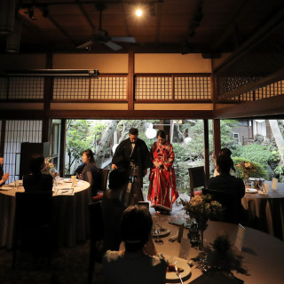 歴史ある日本家屋の中で行う披露宴。結婚式の為に作られた建物ではないからこその良さがある。