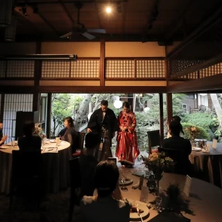 歴史ある日本家屋の中で行う披露宴。結婚式の為に作られた建物ではないからこその良さがある。
