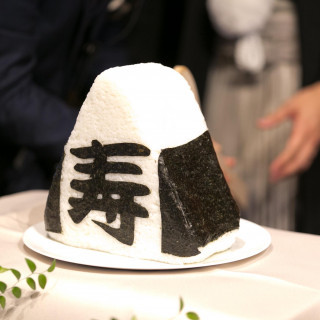 日本人といえばお米！しゃもじで入刀する“おにぎり入刀セレモニー”