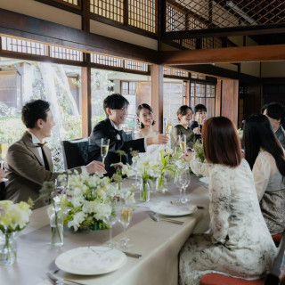 ご親族の皆様と一緒に古民家ならではの雰囲気とお食事のひとときを楽しんで。