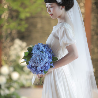袖付きのデザインは幅広い世代の花嫁様に人気。