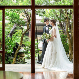 自然豊かな日本庭園には白いウェディングドレスが映える。