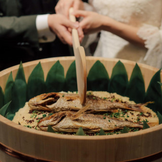 料理コースにも演出にもぴったりなオリジナルの鯛めし入刀セレモニー