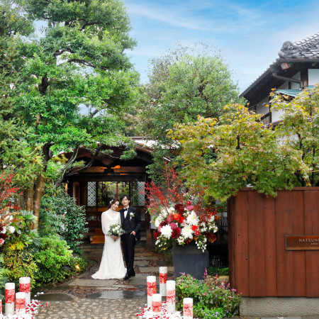 明治元年創業のHATSUNEYA GARDEN。日本家屋の趣を感じる外観前でゲストを出迎えて。